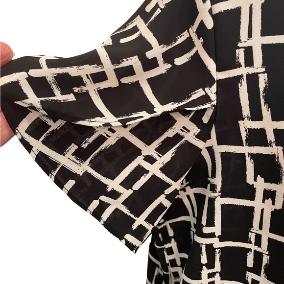 Counterparts woman’s black and white, flutter sleeve, abstract design,size large - Picture 2 of 10